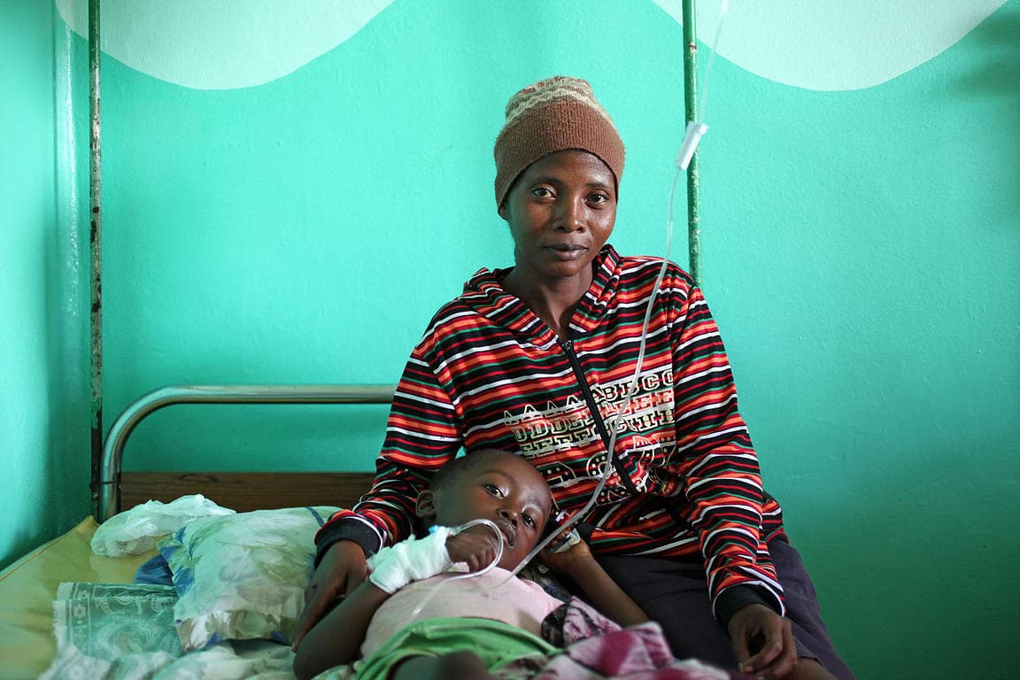 Un enfant soigné à Madagascar, accompagné par une soignante